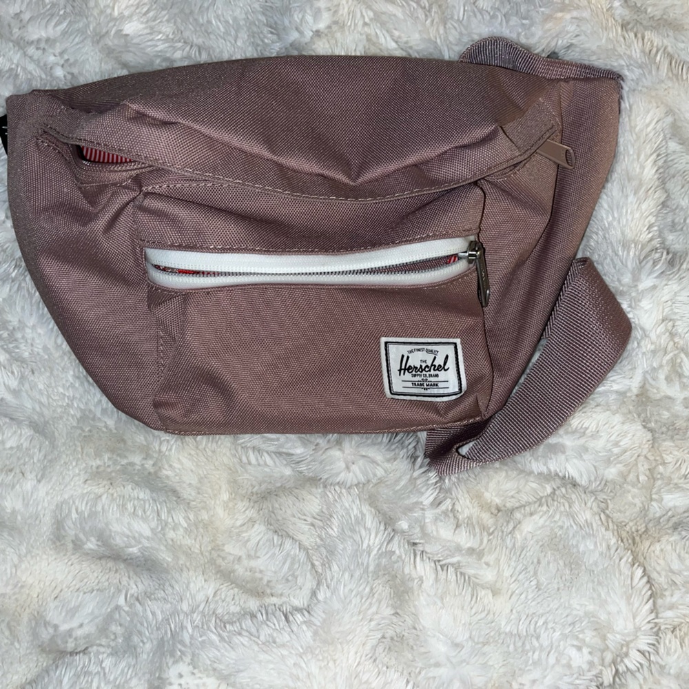 Herschel fanny pack in ash rose.